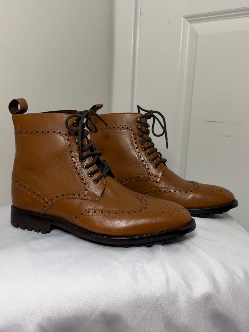 Men's Tan Leather Brogue Chukka Boots with Lace-Up Closure